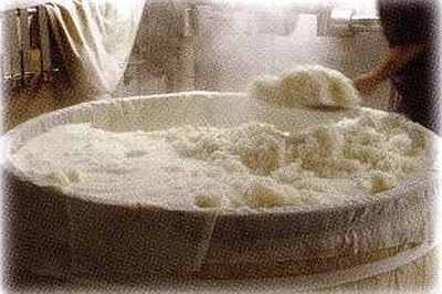 老舗酒蔵のコメ発酵液でしっとり肌